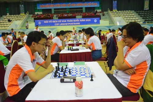 Kỳ thủ Nguyễn Ngọc Trường Sơn (trái) trong ván cờ nhanh.