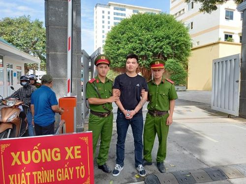 Tổ công tác dẫn giải đối tượng truy nã Phạm Văn Tuấn.