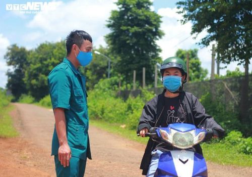 Cán bộ địa phương tuyên truyền cho bà con qua lại khu vực có dịch bạch hầu ở xã Biển Hồ (TP Pleiku).