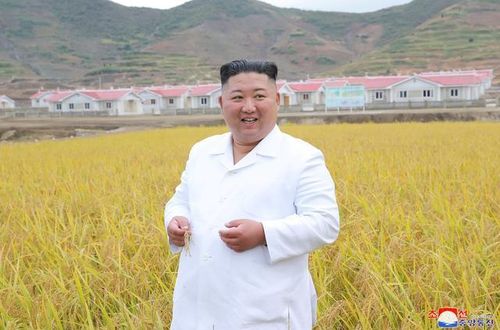 Nhà lãnh đạo Triều Tiên Kim Jong Un thị sát khu vực tái thiết ở huyện Kimhwa. Ảnh: KCNA/Reuters.