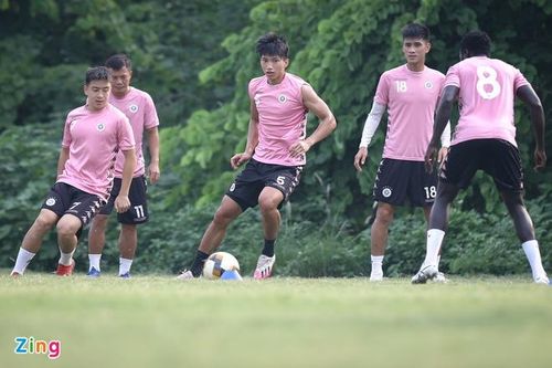 Văn Hậu (giữa) chưa thể trở lại sau chấn thương trong buổi tập. Ảnh: Minh Chiến.