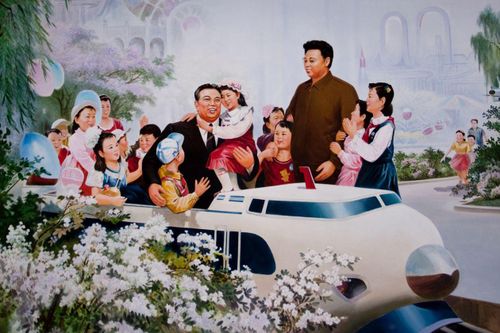 Ảnh trái: Hình ảnh năm 2008 khắc họa ông Kim Nhật Thành là "vầng thái dương bất diệt". Ảnh phải: Ông nội và cha ông Kim Jong Un trong hình ảnh năm 2009. Ảnh: Getty.