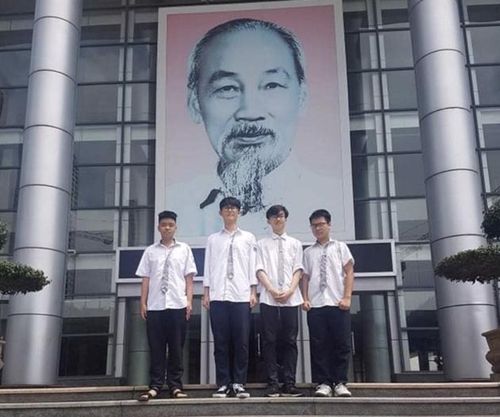  Các học sinh đội 2 gồm: Nguyễn Xuân Huy, Tạ Đức Minh, Nguyễn Ngọc Tú, Nguyễn Tuấn Minh - học sinh lớp 11 chuyên Toán, trường THPT chuyên Hà Nội - Amsterdam.