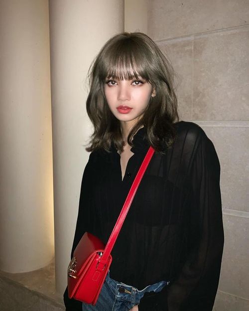 Koreaboo cho rằng 4 thành viên BlackPink đều sở hữu phong cách thời trang sành điệu. Trong đó, Lisa thường tạo nên xu hướng cho giới trẻ với những bộ cánh thể hiện tinh thần tối giản nhưng vẫn đảm bảo tính thời thượng. Ảnh: @lalalalisa_m.