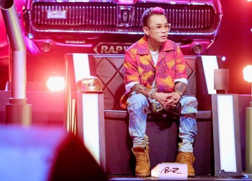 Binz có phong cách thời trang độc đáo, rapper chuộng áo lông và trang phục sặc sỡ, chủ đạo là màu hồng. Tổng thể các trang phục của rapper mang đậm phong cách đường phố bụi bặm nhưng cũng thời thượng, sành điệu với áo bomber, hoodie, quần thụng, băng đô trán, giày thể thao hay the callboy shoes... Anh thường mặc set đồ như mùa đông khi lên sân khấu biểu diễn dù sống ở TP.HCM. Ảnh: BTC.