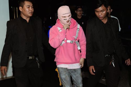 Huấn luyện viên Rap Việt từng đi diễn với chiếc hoodie của thương hiệu Stussy và quần gam ánh bạc. Điểm nhấn trong set đồ của anh chính là mũ len trùm kín mặt màu hồng. Thời trang của Binz luôn gây ấn tượng cho người nhìn. Ảnh: NVCC.