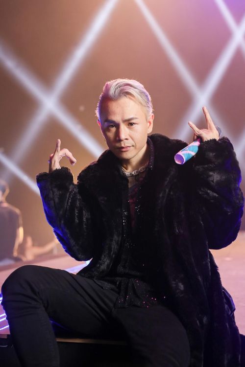 Đại diện của Binz cho biết các trang phục diễn của nam rapper do chính anh và stylist bàn bạc, quyết định. Stylist BaoPaul đồng hành cùng rapper trong các dự án MV, buổi biểu diễn hay ghi hình Rap Việt chia sẻ thêm với Zing: "Trang phục tôi sử dụng cho Binz hướng đến sự hài hòa. Bên cạnh đó, tôi vẫn sử dụng một vài items hồng thể hiện sắc màu đặc trưng của rapper". Stylist cho biết Binz lấy chủ đạo màu hồng và thường kèm thêm các chi tiết hoa lá cỏ cây pastel. Ảnh: NVCC.