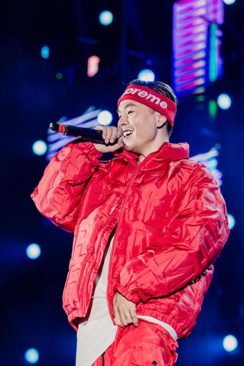 Rapper Bigcityboi cũng yêu thích áo bomber, đặc biệt chiếc áo màu đỏ được anh sử dụng trong nhiều đêm nhạc hay ghi hình Rap Việt. Rapper kết hợp áo bomber với quần cargo, băng đô cùng màu hoặc mũ lưỡi trai và khăn tạo nên vẻ ngoài bụi bặm, cá tính. Ảnh: FBNV.