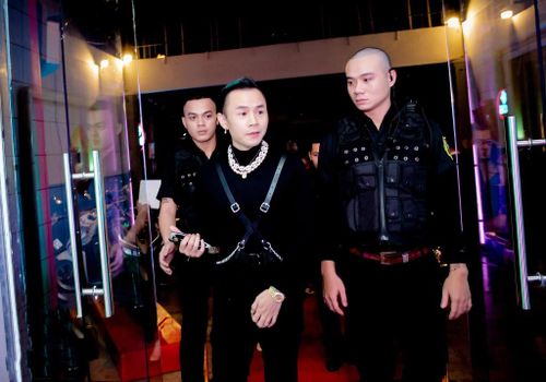 Các loại phụ kiện thường không thể thiếu trong set đồ của Binz. Anh từng gây bất ngờ khi đi diễn với chiếc mặt nạ đính đá trùm kín đầu. Ảnh: NVCC.