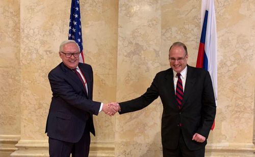 Thứ trưởng Ngoại giao Nga Sergei Ryabkov (bên trái) và Đặc phái viên của Tổng thống Mỹ về kiểm soát vũ khí Marshall Billingslea tại cuộc tham vấn đầu tiên ở thủ đô Vienna, Áo hồi tháng 6-2020. Ảnh: rbc.ru