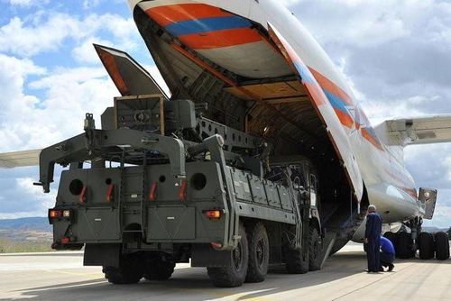 Thổ Nhĩ Kỳ và Nga đã ký một thỏa thuận 2,5 tỷ USD để chuyển giao S-400 cho Ankara vào tháng 12 năm 2017. Thổ Nhĩ Kỳ đã nhận được lô hệ thống phòng không đầu tiên vào tháng 7 năm 2019. Đến năm 2020, bốn tiểu đoàn gồm 36 bệ phóng, radar đi kèm và hơn 192 tên lửa đất-đối-không đã được chuyển giao.