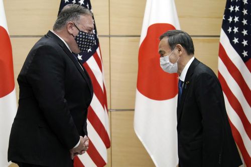 Ông Pompeo (trái) gặp thủ tướng Suga tại Tokyo ngày 6/10ảnh: AP