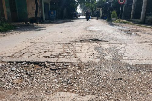 Đầu tuyến đường liên phường tới cao tốc bị xuống cấp, xuất hiện ổ gà do xe trọng tải lớn tung hoành