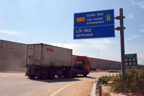 Để tránh đi qua trạm BOT Đại Dương, nhiều xe container chọn cách rẽ vào cao tốc Hạ Long - Hải Phòng