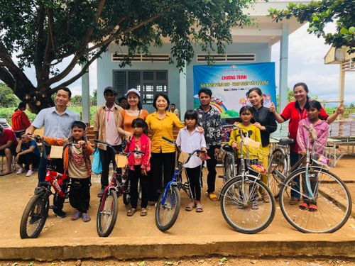 Cô Nguyễn Thị Hạnh (hàng sau, thứ 4 từ trái sang) và nhóm thiện nguyện Sống Xanh tặng quà cho học sinh vùng khó. Ảnh: Thủy Bình