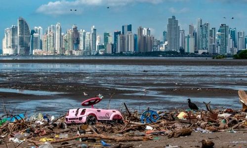 Rác thải nhựa trôi dạt vào bãi biển tại khu Costa del Este ở thủ đô Panama City của Cộng hòa Panama. Ảnh: Getty Images