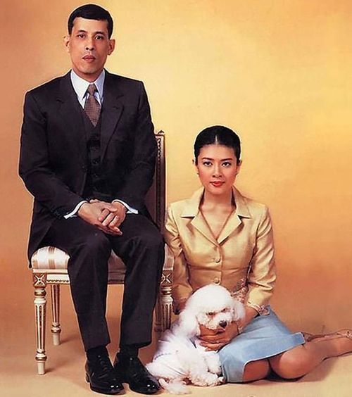 Thái tử Maha Vajiralongkorn khi chưa là Vua Rama X bên người vợ thứ hai Sujarinee Vivacharawongse.
