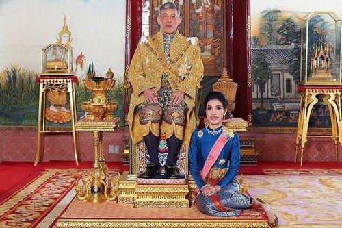 Vua Rama X bên Hoàng quý phi.