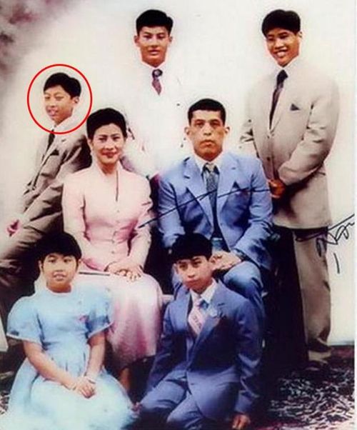 Chakriwat bên cha mẹ và các anh chị em khi Vua Rama X còn là Thái tử.