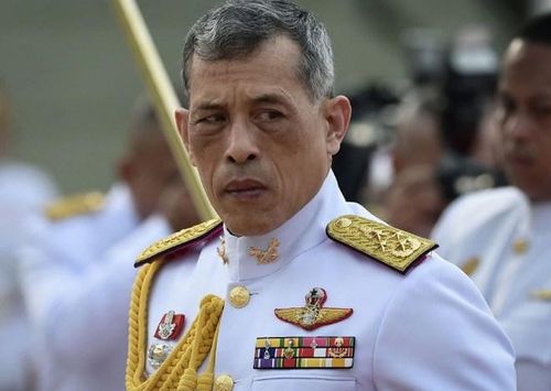 Vua Rama X quyết lưu đày vợ con đến cùng.