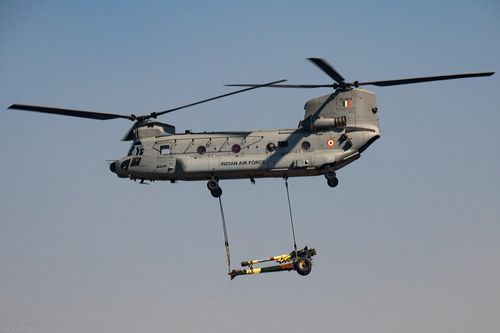 Máy bay trực thăng vận tải hạng nặng CH-47 Chinook 