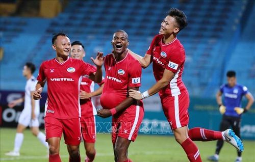 Pha ăn mừng bàn thắng nâng tỷ số lên 2-0 của Bruno (Viettel). Ảnh: Thành Đạt/TTXVN