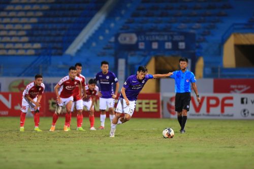 Bàn thắng mở tỷ số trên chấm 11m là bước ngoặt của trận đấu. Ảnh HNFC