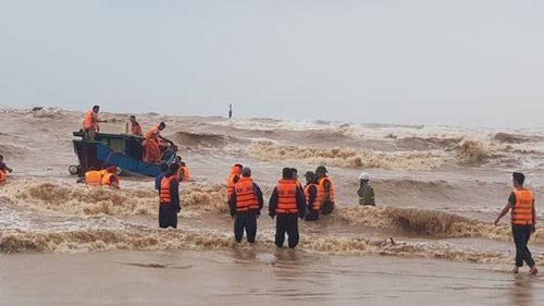 Lực lượng chức năng cứu nạn những thuyền viên đang mắc kẹt trên tàu Vietship 01. Ảnh: Báo Nhân dân