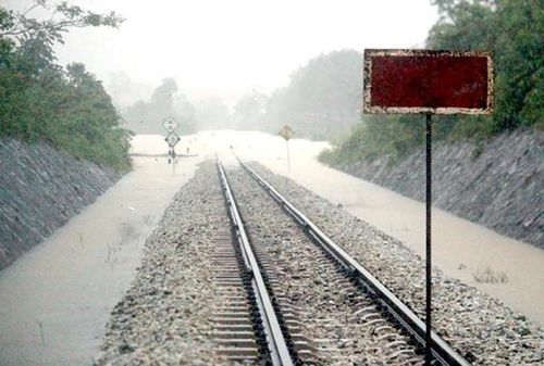 Đường sắt đi qua một số tỉnh miền Trung bị tê liệt do ngập