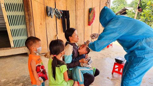 Thăm khám, tiêm vaccine cho trẻ là cách tốt nhất để phòng bệnh bạch hầu.