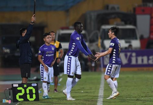  Vài phút sau, Lê Tấn Tài (số 14) là người ra sân để nhường chỗ cho Omar. Nói về tình huống này, HLV Chu Đình Nghiêm chia sẻ: "Tôi muốn rút Tấn Tài ra nghỉ. Trợ lý đã ghi số 14, nhưng trọng tài lại đọc nhầm, có thể là do nét chữ. Đây là sự cố ngoài mong muốn, rất may là không để lại hậu quả gì nghiêm trọng". 
