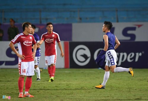  15 phút sau, Quang Hải ghi được bàn thắng cho riêng mình bằng một pha dứt điểm chéo góc. Anh cởi áo và chạy ra khu vực cổ động viên Hà Nội để ăn mừng. Ngay sau đó, anh phải nhận một thẻ vàng từ trọng tài Nguyễn Mạnh Hải. 