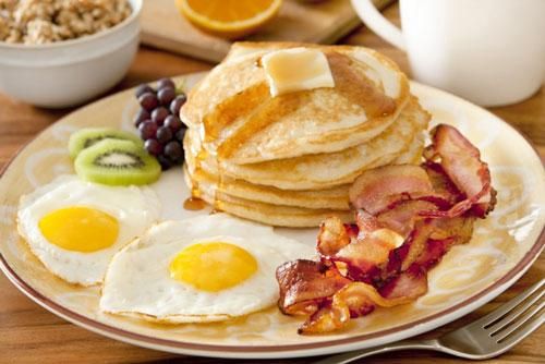 Bữa sáng đầy đủ dưỡng chất mang lại rất nhiều lợi ích cho sức khỏe (Ảnh minh họa)