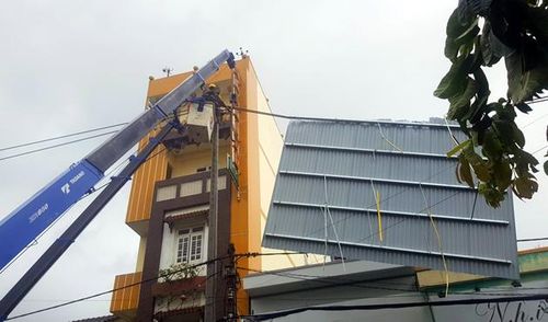 Khắc phục sự cố mất điện do mảng tôn lớn bay vào đường dây trung thế tại đường Huỳnh Thúc Kháng (TP Tam Kỳ).