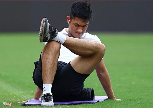 Cựu tuyển thủ U23 Việt Nam nhăn nhó theo từng động tác dưới sự giám sát của chuyên gia. HLV Trương Việt Hoàng không đề cập đến khả năng sử dụng Trọng Đại. Tuy nhiên, anh có thể chơi những phút cuối để lấy lại cảm giác bóng.