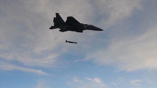 Các thông báo không chính thức cho biết ba gói vũ khí được phê duyệt lần này gồm hệ thống rocket phóng loạt cơ động cao HIMARS, do tập đoàn Lockheed Martin sản xuất, tên lửa không đối đất tầm xa SLAM-ER và trạm cảm biến gắn ngoài cho tiêm kích F-16, cho phép truyền hình ảnh và dữ liệu theo thời gian thực về trạm chỉ huy mặt đất.
