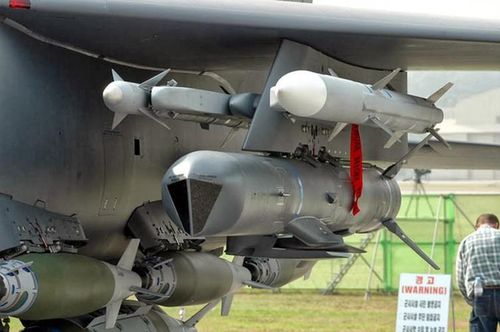 Tên lửa SLAM-ER có trọng lượng 635 kg có thể mang đầu đạn nặng 226 kg với thuốc nổ cực mạnh để hủy diệt mục tiêu.