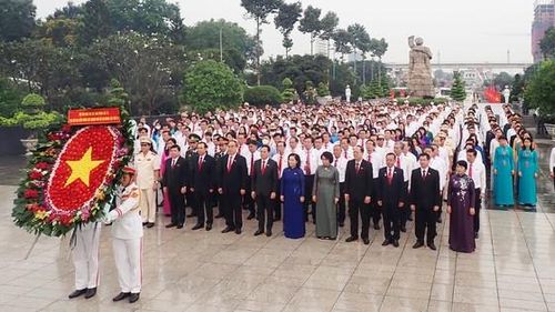 Sáng 14/10, đoàn đại biểu dự Đại hội đại biểu Đảng bộ TPHCM lần thứ XI dâng hương tưởng nhớ các anh hùng liệt sĩ, tưởng nhớ Chủ tịch Hồ Chí Minh. Ảnh: SGGP 