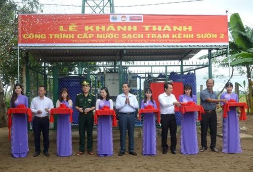 Đại biểu thực hiện nghi thức cắt băng khánh thành công trình cấp nước sạch Trạm Kênh Sườn 2