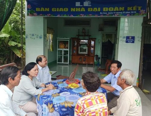 Bàn giao nhà đại đoàn kết cho một gia đình có hoàn cảnh khó khăn ở ấp 3, xã Ba Sao