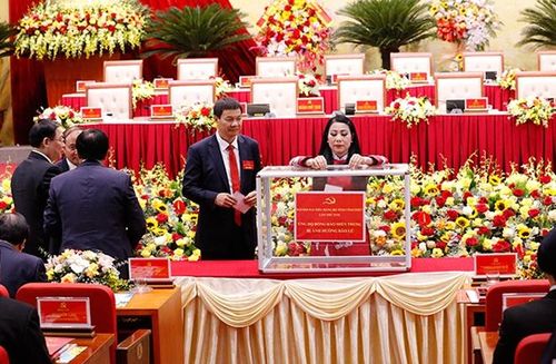 Các đại biểu dự Đại hội quyên góp, chia sẻ với những khó khăn đồng bào miền Trung bị thiệt hại do mưa lũ.