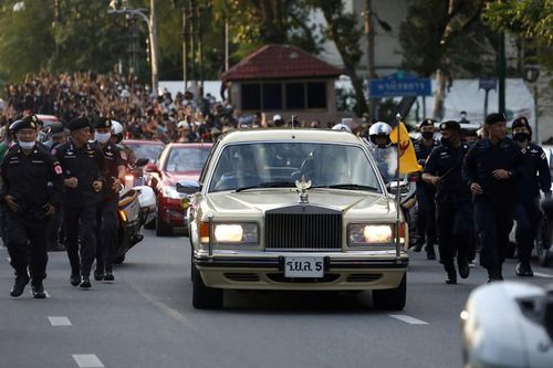 Cũng trong ngày 14/10, Vua Maha Vajiralongkorn và Hoàng hậu Suthida xuất hiện trên đường phố Bangkok nhân dịp 4 năm ngày mất của Vua Bhumibol Adulyadej. Đây là dịp hiếm hoi công chúng có thể nhìn thấy nhà vua, vì ông hầu như dành toàn bộ thời gian ở Đức.