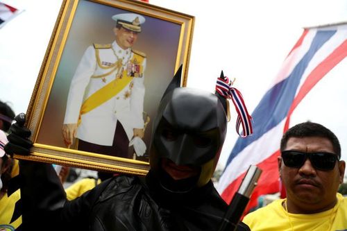 Một người hóa trang thành người dơi, cầm ảnh Vua Vajiralongkorn. Tại Thái Lan, nhà vua không có quyền lực chính trị mà chỉ đóng vai trò lễ nghi, dù nắm giữ tài sản lớn. Song nhà vua được nhiều người dân tôn kính và xem là bất khả xâm phạm.