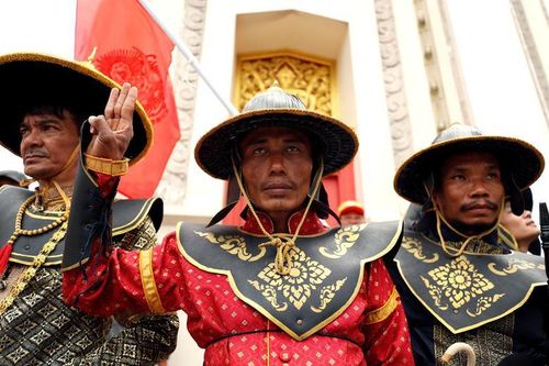 Việc chỉ trích hoàng gia bị xem là tội nặng ở Thái Lan, theo luật "lese majeste" (phạm thượng). Người vi phạm có thể bị phạt tù tới 15 năm.