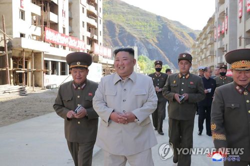  Ông Kim Jong Un cũng thông báo ý định biến vùng Komdok, một trung tâm khai khoáng quy mô lớn, trở thành thành phố vùng núi và thành phố khai khoáng kiểu mẫu. Ông nhấn mạnh nhu cầu rũ bỏ những lạc hậu "hàng thế kỷ" và xây dựng các ngôi nhà hiện đại hơn cho người dân, phù hợp hơn với yêu cầu của thế kỷ mới. Ảnh: KCNA. 