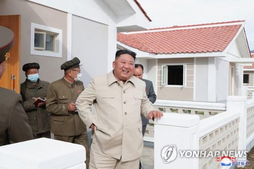  Ông Kim Jong Un (giữa) đến thăm tỉnh Hamgyong Nam vào ngày 14/10. Khu vực này đã chịu ảnh hưởng nặng nề do cơn bão Maysak vào đầu tháng 9. Theo KCNA, khu tái định cư ở Komdok đã hoàn thành hơn 60%, chỉ một tháng sau khi ông Kim điều động quân đội đến khắc phục thiên tai. Ảnh: KCNA. 