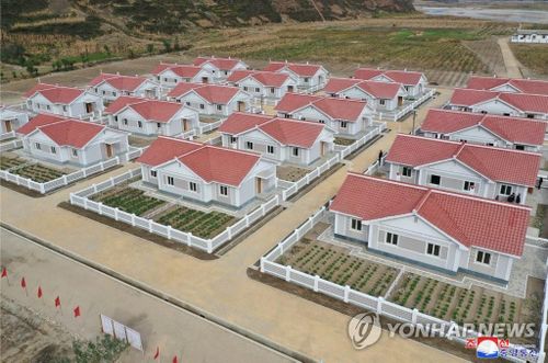  Hình ảnh do KCNA công khai ngày 15/10 cho thấy ông Kim Jong Un đã đến thăm những khu nhà tái định cư vừa được xây dựng ở Sinpho và Hongwon, thuộc tỉnh Hamgyong Nam. Ảnh: KCNA. 