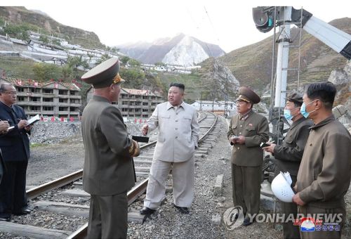  Theo Rodong Sinmun, ông Kim Jong Un chia sẻ rằng sư đoàn được điều động đến Hamgyong Nam để phục vụ tái thiết "luôn trong trái tim mình" khi tham dự cuộc duyệt binh ở Bình Nhưỡng ngày 10/10. Tại lễ kỷ niệm 75 năm thành lập đảng Lao động Triều Tiên, ông Kim Jong Un cũng bất ngờ xin lỗi người dân về những khó khăn đất nước đối mặt sau hàng loạt thiên tai. Ảnh: KCNA. 