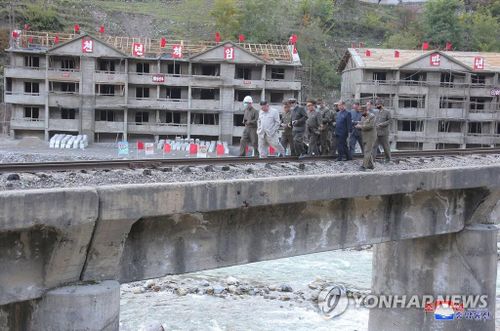  Rodong Sinmun cho biết lực lượng được điều động đến Hamgyong Nam là "Sư đoàn Số 1 của Đảng viên Thủ đô". Sư đoàn đã hoàn thành 147 căn nhà và nhiều km đường ở huyện Hongwon và huyện Riwon trong vòng 18 ngày. Lực lượng đang mở rộng hoạt động sang vùng chịu ảnh hưởng nghiêm trọng hơn của tỉnh. Ảnh: KCNA. 