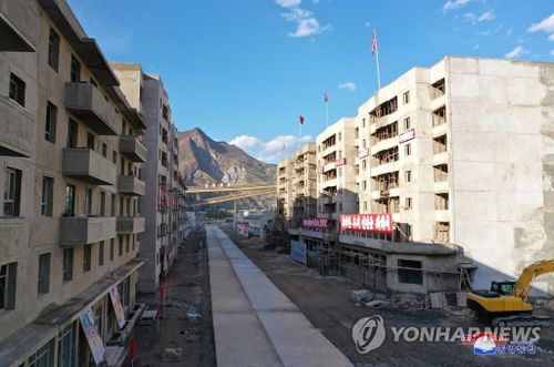  Nhà lãnh đạo Triều Tiên Kim Jong Un đã cam kết sẽ giúp người dân khu vực hứng chịu bão phục hồi và xây dựng ít nhất 25.000 ngôi nhà trong vòng 5 năm tới. Nhà lãnh đạo cũng kêu gọi quân đội bắt tay vào kế hoạch tái thiết tham vọng hơn. Tuần trước, nhà lãnh đạo Triều Tiên kêu gọi đất nước của mình bắt tay vào “cuộc chiến khẩn trương” 80 ngày để đạt được các mục tiêu kinh tế trước kỳ đại hội đảng 5 năm một lần vào tháng 1/2021. Ảnh: KCNA. 